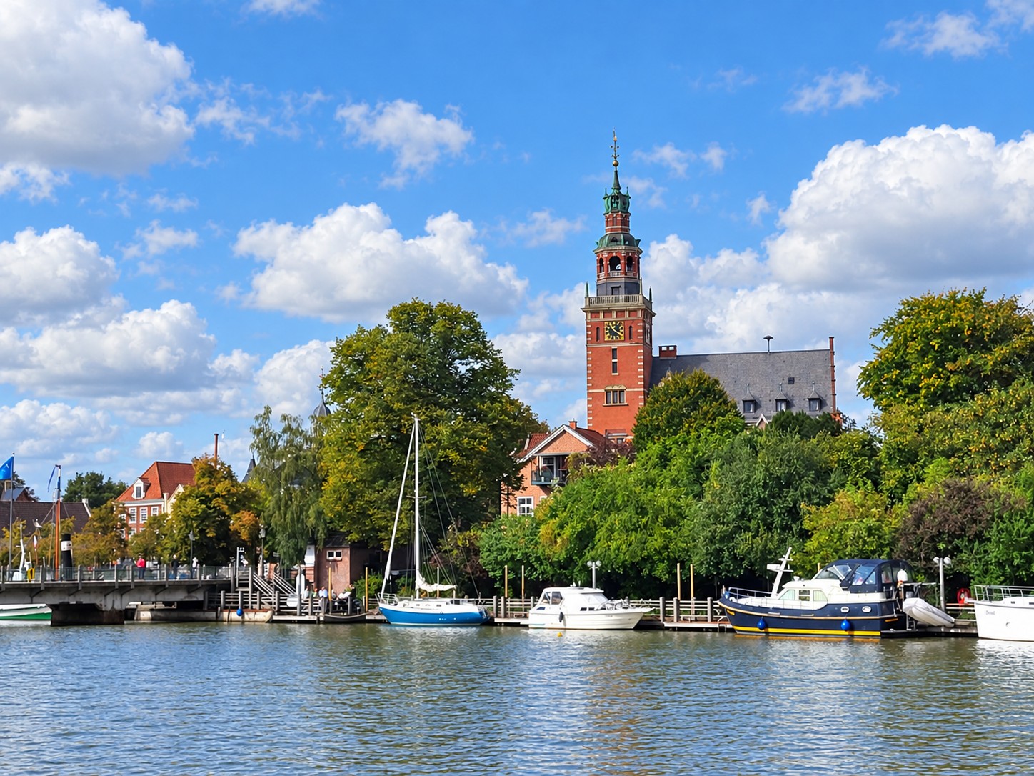 Blick über Leer mit Rathaus und historischer Waage